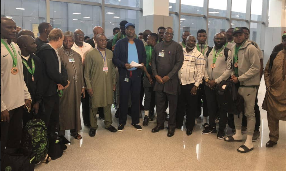 SGF, Boss Mustapha and other representatives of the Federal Government with NFF chieftains and Super Eagles’ players and officials at the Abuja Airport on Wednesday.