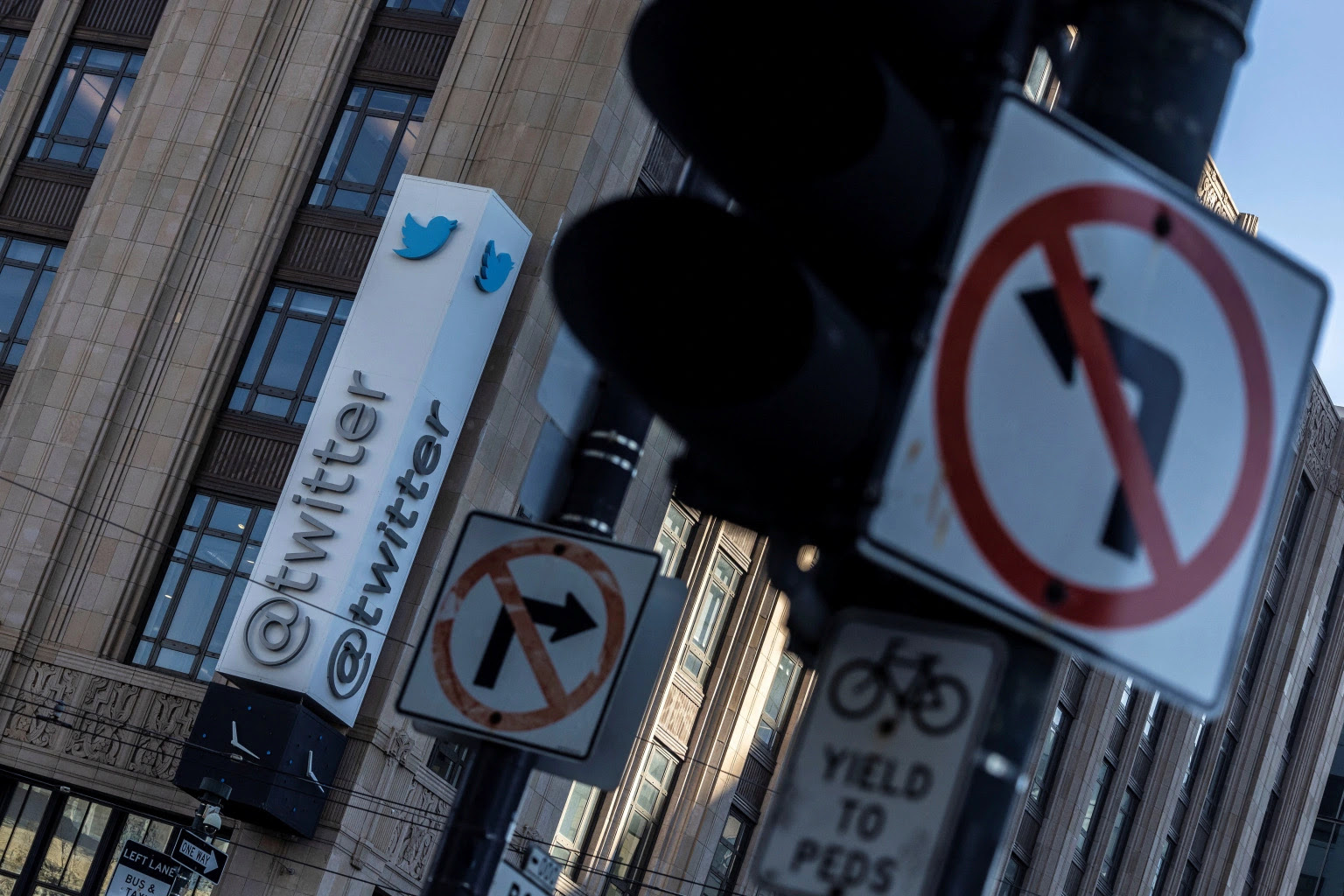 CPJ calls for Twitter to restore accounts of suspended journalists, commit to media freedom