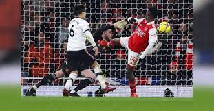 Nketiah strikes late as leaders Arsenal edge Manchester United in thriller
