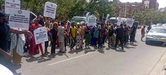 Protesters in Abuja, back CBN Naira redesign policy